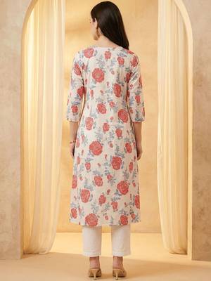 Women Floral Printed Pleated Cotton Kurta with Trousers 4