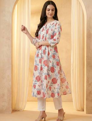 Women Floral Printed Pleated Cotton Kurta with Trousers 5