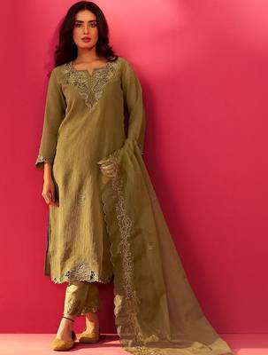 Women Floral Embroidered Thread Work Kurta with Trousers & With Dupatta 1