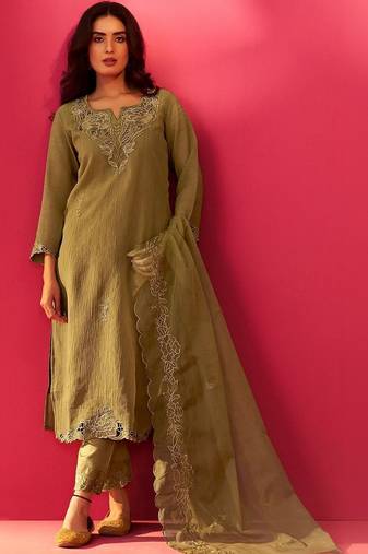 Women Floral Embroidered Thread Work Kurta with Trousers & With Dupatta