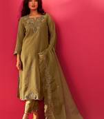 Women Floral Embroidered Thread Work Kurta with Trousers & With Dupatta
