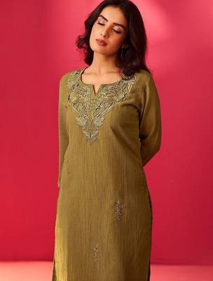 Women Floral Embroidered Thread Work Kurta with Trousers & With Dupatta 2