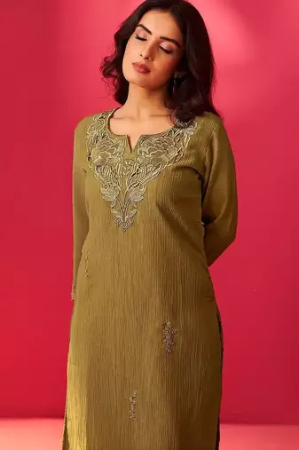 Women Floral Embroidered Thread Work Kurta with Trousers & With Dupatta
