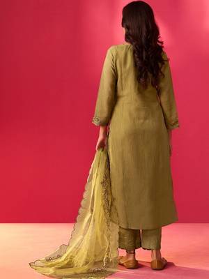 Women Floral Embroidered Thread Work Kurta with Trousers & With Dupatta 3