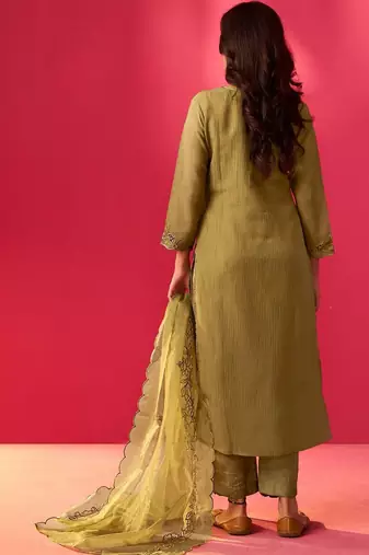 Women Floral Embroidered Thread Work Kurta with Trousers & With Dupatta