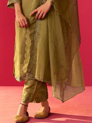 Women Floral Embroidered Thread Work Kurta with Trousers & With Dupatta 4