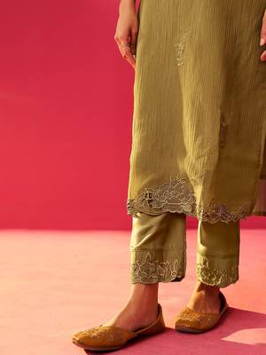 Women Floral Embroidered Thread Work Kurta with Trousers & With Dupatta 6