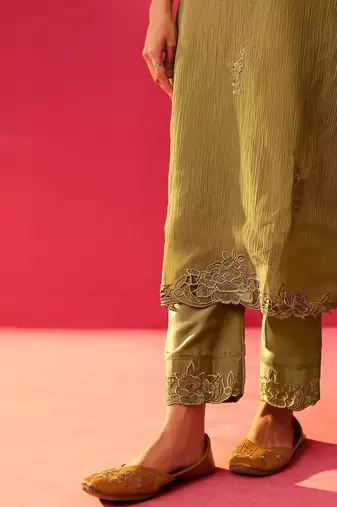 Women Floral Embroidered Thread Work Kurta with Trousers & With Dupatta