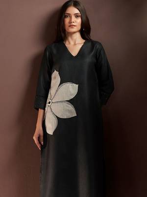 Women Floral Embroidered Thread Work Kurta with Trousers 2