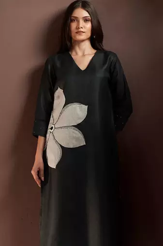 Women Floral Embroidered Thread Work Kurta with Trousers