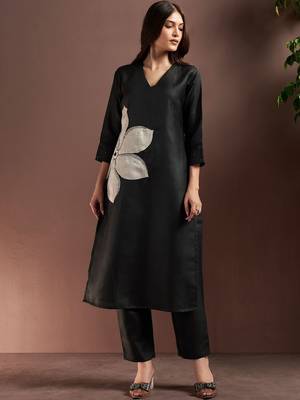 Women Floral Embroidered Thread Work Kurta with Trousers 3