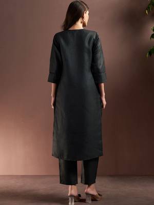 Women Floral Embroidered Thread Work Kurta with Trousers 4