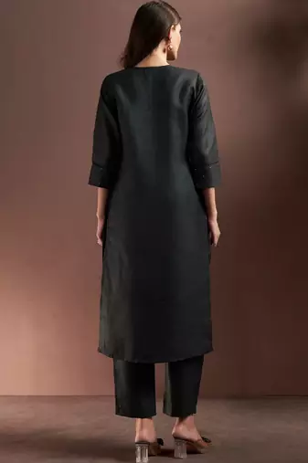 Women Floral Embroidered Thread Work Kurta with Trousers
