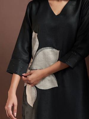 Women Floral Embroidered Thread Work Kurta with Trousers 5