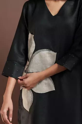 Women Floral Embroidered Thread Work Kurta with Trousers