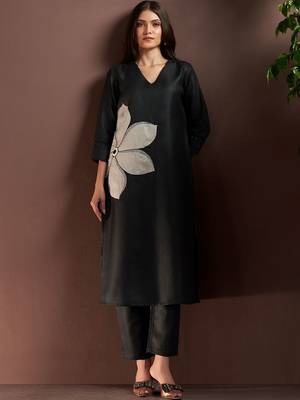 Women Floral Embroidered Thread Work Kurta with Trousers 6