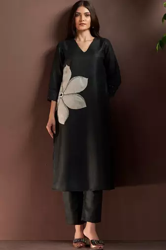Women Floral Embroidered Thread Work Kurta with Trousers