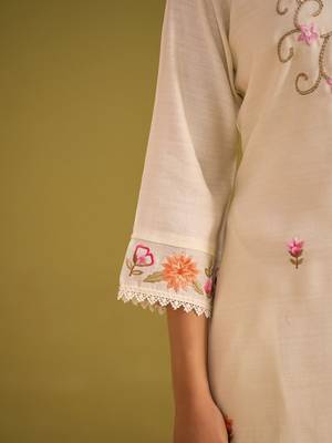 Women Floral Embroidered Thread Work Kurta with Trousers & With Dupatta 4