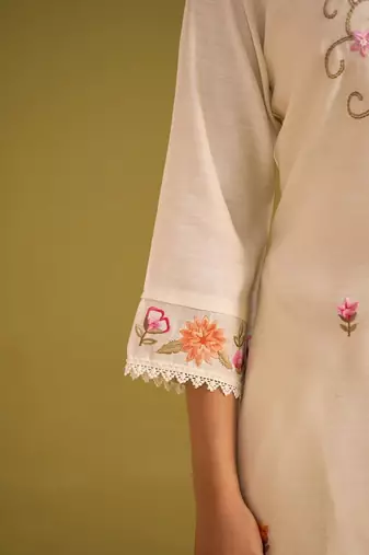 Women Floral Embroidered Thread Work Kurta with Trousers & With Dupatta