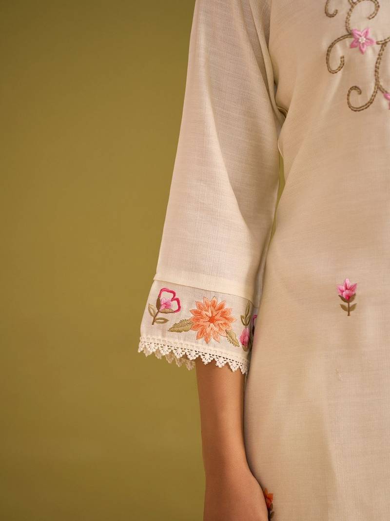 Women Floral Embroidered Thread Work Kurta with Trousers & With Dupatta