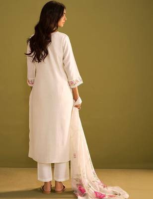 Women Floral Embroidered Thread Work Kurta with Trousers & With Dupatta 5
