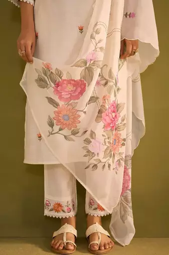 Women Floral Embroidered Thread Work Kurta with Trousers & With Dupatta