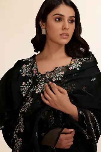 Women Floral Embroidered Thread Work Kurta with Trousers & With Dupatta