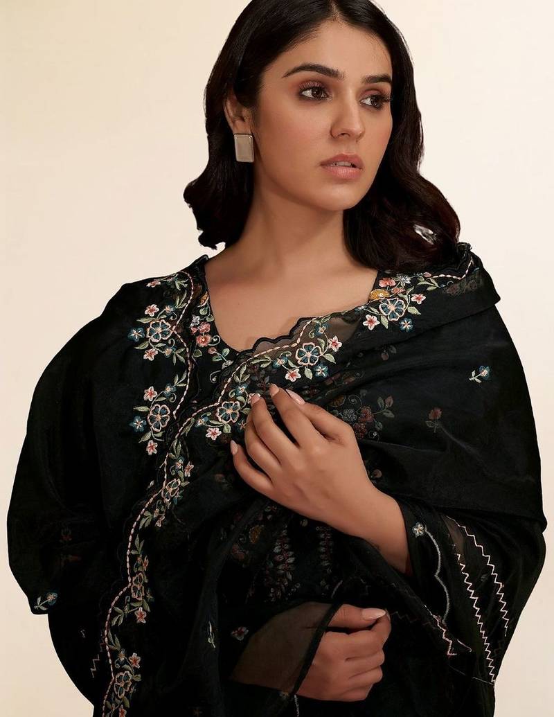 Women Floral Embroidered Thread Work Kurta with Trousers & With Dupatta