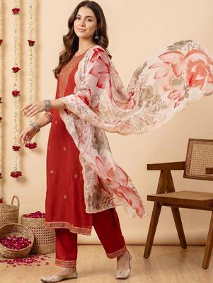 Women Floral Embroidered Thread Work Kurta with Trousers & With Dupatta 3