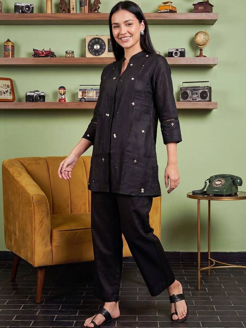 Women Ethnic Motifs Embroidered Thread Work Kurta with Trousers