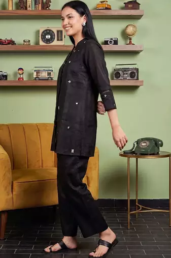 Women Ethnic Motifs Embroidered Thread Work Kurta with Trousers