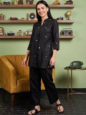 Women Ethnic Motifs Embroidered Thread Work Kurta with Trousers 6