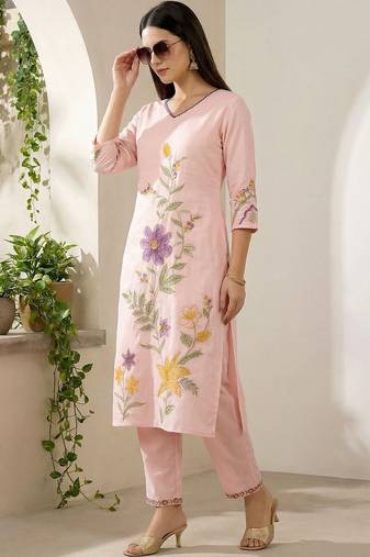 Women Floral Embroidered Thread Work Kurta with Trousers