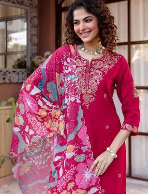 Women Floral Embroidered Thread Work Kurta with Trousers & With Dupatta 2