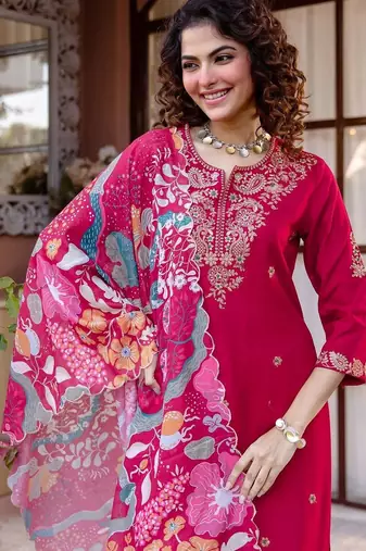 Women Floral Embroidered Thread Work Kurta with Trousers & With Dupatta