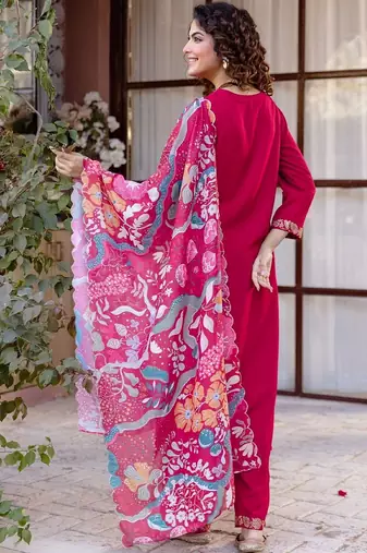 Women Floral Embroidered Thread Work Kurta with Trousers & With Dupatta
