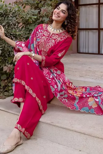 Women Floral Embroidered Thread Work Kurta with Trousers & With Dupatta
