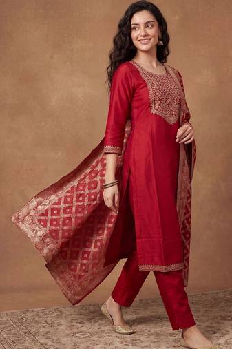 Women Ethnic Motifs Embroidered Kurta with Trousers & With Dupatta