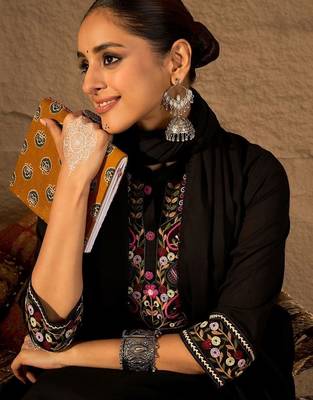Women Ethnic Motifs Embroidered Thread Work Cotton Kurta Set & Dupatta 2