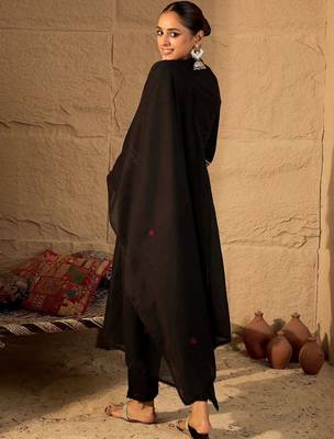 Women Ethnic Motifs Embroidered Thread Work Cotton Kurta Set & Dupatta 4