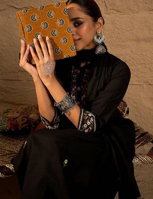 Women Ethnic Motifs Embroidered Thread Work Cotton Kurta Set & Dupatta 7