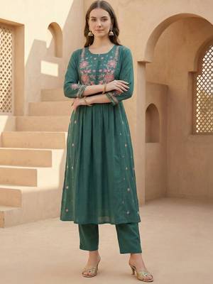 Women Floral Embroidered Empire Thread Work Kurta with Trousers 1