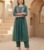 Women Floral Embroidered Empire Thread Work Kurta with Trousers