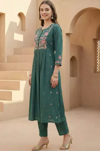 Women Floral Embroidered Empire Thread Work Kurta with Trousers