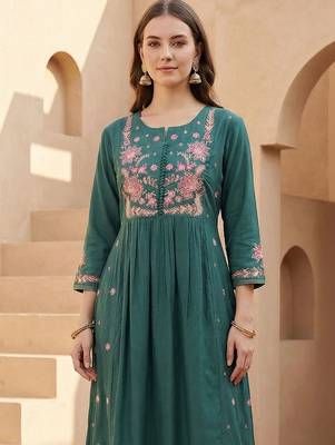 Women Floral Embroidered Empire Thread Work Kurta with Trousers 4