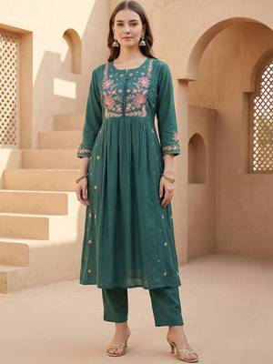 Women Floral Embroidered Empire Thread Work Kurta with Trousers 5