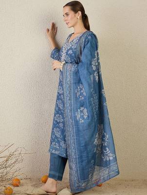 Women Floral Printed Thread Work Linen Kurta with Trousers & With Dupatta 5