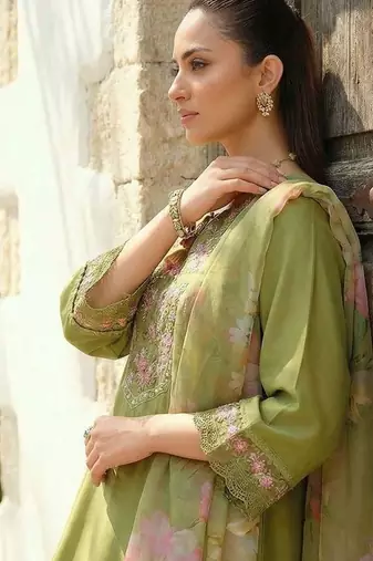 Women Floral Embroidered Thread Work Liva Kurta with Trousers & With Dupatta