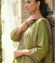 Women Floral Embroidered Thread Work Liva Kurta with Trousers & With Dupatta