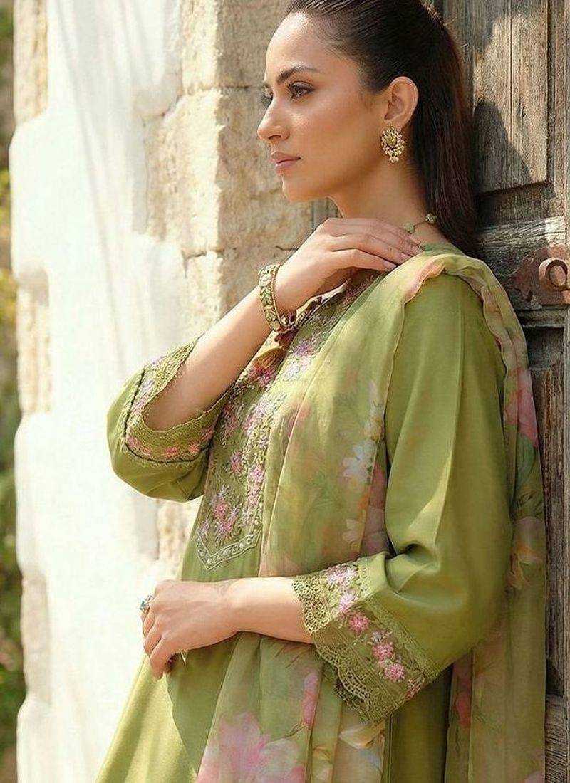 Women Floral Embroidered Thread Work Liva Kurta with Trousers & With Dupatta